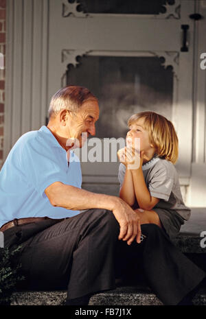 Grand-père et petit-fils de parler Banque D'Images