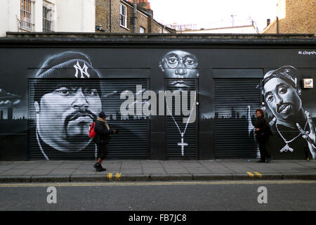 Peinture murale par titlegraffiti d'icônes rap partie d'enregistrer à partir de la campagne de Brixton gentrification et éviction des boutiques par Network Rail Banque D'Images