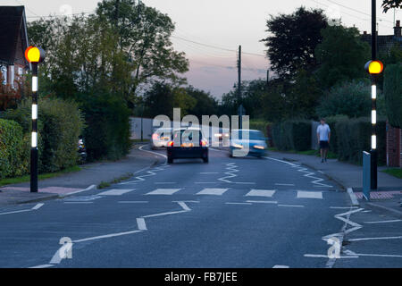 Passage à niveau du chemin piétonnier ou Pelican dans le Sussex, Angleterre. Également appelé la concordance en Amérique. Également appelé balises Belisha en UK. Banque D'Images