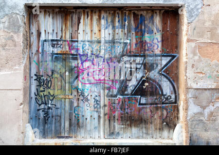 De porte en bois avec un peu de l'écriture Graffiti Banque D'Images