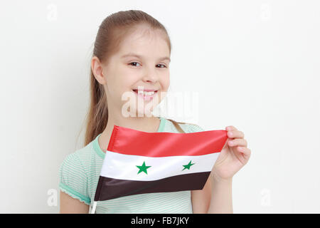 Teen girl holding drapeau Syrie Banque D'Images