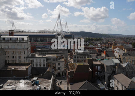 Vue aérienne sur les toits du centre-ville de Cardiff et le stade Millennium Wales UK. Banque D'Images