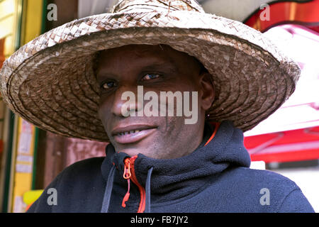 Portrait de l'ouest de l'homme portant un chapeau de paille Banque D'Images