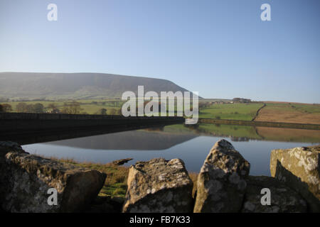 Pendle Hill est situé dans l'est de Lancashire, Angleterre, c'était prise à proximité du réservoir de mousse noire au cours de l'automne Banque D'Images