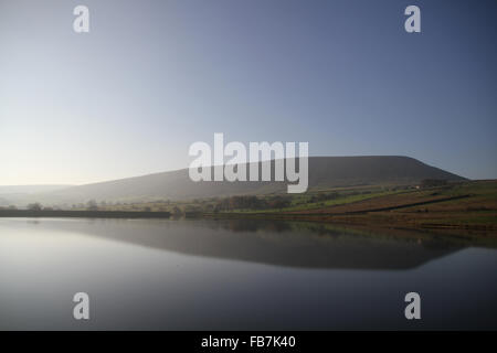 Pendle Hill est situé dans l'est de Lancashire, Angleterre, c'était prise à proximité du réservoir de mousse noire au cours de l'automne Banque D'Images