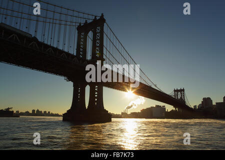 Le soleil se lève sous le Manhattan Bridge enjambant la rivière de l'est rejoindre Manhattan à DUMBO, Brooklyn Banque D'Images