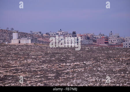 Un militaire israélien à côté de la casemate de villages palestiniens Qusra et près de l'ESH Kodesh qui est un petit avant-poste israélien colonisation en Cisjordanie, Israël le 11 janvier 2016 Le Shiloh Valley abrite une chaîne de colonies de peuplement illégales, il y a un permanent de règlement des différends entre l'ESH Kodesh colons et Palestiniens à proximité village Qusra sur la propriété des terres. Banque D'Images