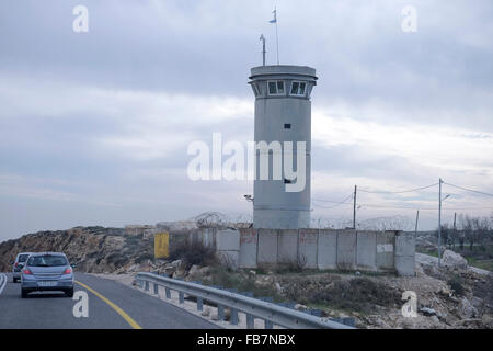 Israël, Cisjordanie. 11 janvier, 2016. Une casemate militaire donnant sur la route menant à des colonies israéliennes près de Jérusalem dans le nord de la Cisjordanie, Israël le 11 janvier 2016, la communauté internationale considère les colonies israéliennes en Cisjordanie illégal au regard du droit international, mais le gouvernement israélien conteste cela. Credit : Eddie Gerald/Alamy Live News Banque D'Images