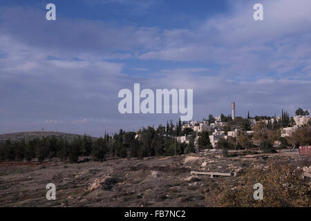 Israël, Cisjordanie. 11 janvier, 2016. Vue de Ma'ale Mikhmas qui est une colonie israélienne près de Jérusalem quelques milles dans le nord de la Cisjordanie, Israël le 11 janvier 2016, la communauté internationale considère les colonies israéliennes en Cisjordanie illégal au regard du droit international, mais le gouvernement israélien conteste cela. Credit : Eddie Gerald/Alamy Live News Banque D'Images