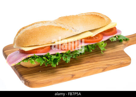 Un jambon frais, fromage et salade sandwich dans un pain croûté de rouler sur une planche à découper en bois - studio photo avec un fond blanc Banque D'Images