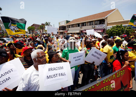 Durban, Afrique du Sud. 11 janvier, 2016. Environ 1000 personnes ont défilé dans la ville natale de Scottburgh, Penny Sparrow, pour protester contre le racisme, y compris l'Afrique du Sud, ministre des arts et de la culture nationale Nathi Mthetthwa. Un peu plus d'une semaine plus tôt, l'agent immobilier a fait des commentaires racistes sur Facebook où elle s'est plainte que les plages étaient bondées de trop de noirs et les a comparés à des singes. Credit : Giordano Stolley/Alamy Live News Banque D'Images