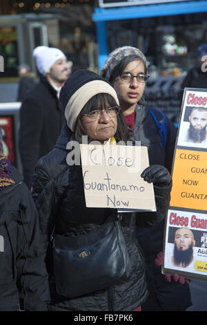 New York, USA. 11 janvier, 2016. Les manifestants exigent la fermeture définitive de la prison de Guantanamo à Guantanamo Bay, Cuba avec ses tactiques de la torture et l'incarcération illégale d'hommes et non les prévenus pendant des années maintenant. Il y a sept ans Pres.Obama a promis de fermer la prison d'ici un an. Il y a encore 105 hommes détenus. Crédit : David Grossman/Alamy Live News Banque D'Images