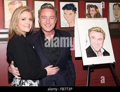 Michael Flatley dévoilement du portrait à Sardi's Theatre district eatery comprend : Niamh O'Brien, Michael Flatley Où : New York City, New York, United States Quand : 11 déc 2015 Banque D'Images