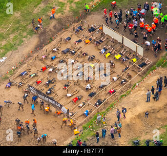 Vue aérienne, des sports extrêmes, de boue Parkour avec du fil de fer barbelé renforts, mur d'escalade, Tough Mudder - les calomnies ultime Banque D'Images