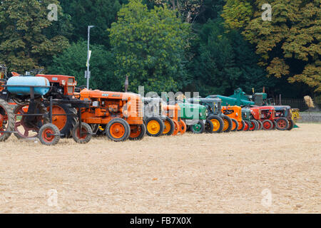 Détail de vieux tracteurs en perspective, véhicule agricole, de la vie rurale Banque D'Images