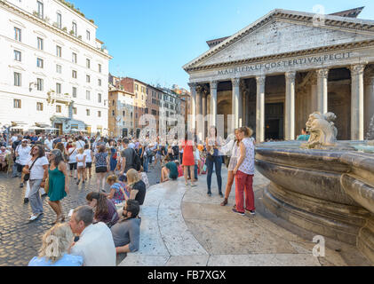 Rome, Italie - 22 août 2015 : le célèbre Panthéon de Rome, les touristes à prendre des photos et de repos près de la fontaine Banque D'Images