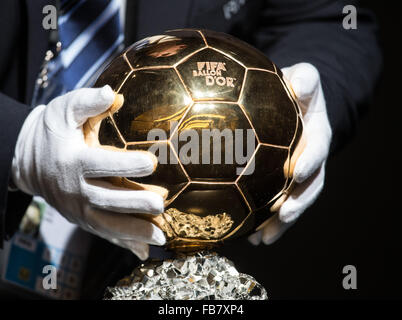 Zurich, Suisse. Jan 11, 2016. Un homme met le 2015 FIFA Ballon d'Or 2015 trophée de l'avant du FIFA Ballon d'Or, cérémonie de remise des prix à Zurich, Suisse, le 11 janvier 2016. © Xu Jinquan/Xinhua/Alamy Live News Banque D'Images