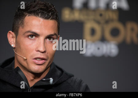 Zurich, Suisse. Jan 11, 2016. Candidature à la Coupe du Monde 2015 Joueur de l'année du Real Madrid Cristiano Ronaldo du Portugal assiste à une conférence de presse avant le Ballon d'Or 2015 Cérémonie de remise des prix à Zurich, Suisse, le 11 janvier 2016. © Xu Jinquan/Xinhua/Alamy Live News Banque D'Images