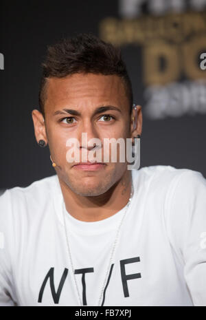 Zurich, Suisse. Jan 11, 2016. Candidature à la Coupe du Monde 2015 Joueur de l'année de Neymar du FC Barcelone Brésil assiste à une conférence de presse avant le Ballon d'Or 2015 Cérémonie de remise des prix à Zurich, Suisse, le 11 janvier 2016. © Xu Jinquan/Xinhua/Alamy Live News Banque D'Images