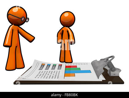Deux hommes d'orange en regardant un graphique à barre, de voir les statistiques. Banque D'Images