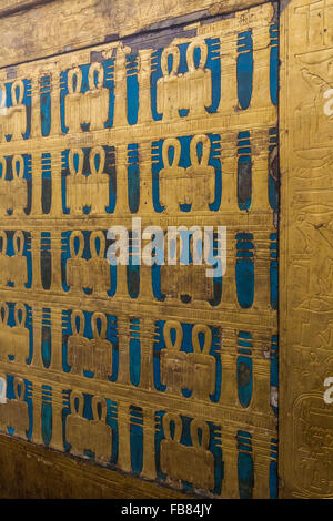 Détail de golden culte de la tombe de Toutankhamon au Musée égyptien, Le Caire, Egypte Banque D'Images