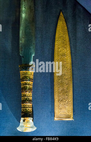 Deux poignards à partir de la tombe de Toutankhamon au Musée égyptien, Le Caire, Egypte Banque D'Images