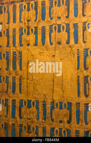 Détail de golden culte de la tombe de Toutankhamon au Musée égyptien, Le Caire, Egypte Banque D'Images