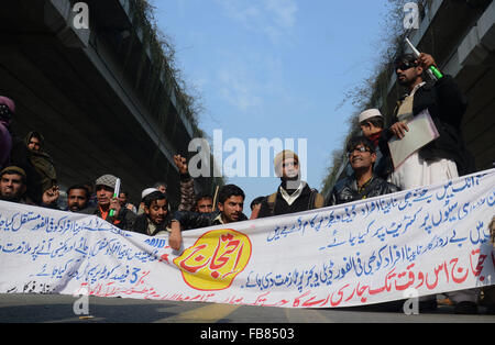 Lahore, Pakistan. 12 Jan, 2016. Désactiver pakistanais aveugles tenir des pancartes et des banderoles crier et slogan principal bloc métro bus route comme ils protestent contre le chômage contre le gouvernement lors d'une manifestation à Lahore. © Rana Sajid Hussain/Pacific Press Agency/Alamy Live News Banque D'Images