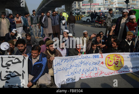 Lahore, Pakistan. 12 Jan, 2016. Désactiver pakistanais aveugles tenir des pancartes et des banderoles crier et slogan principal bloc métro bus route comme ils protestent contre le chômage contre le gouvernement lors d'une manifestation à Lahore. © Rana Sajid Hussain/Pacific Press Agency/Alamy Live News Banque D'Images