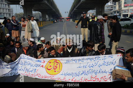 Lahore, Pakistan. 12 Jan, 2016. Désactiver pakistanais aveugles tenir des pancartes et des banderoles crier et slogan principal bloc métro bus route comme ils protestent contre le chômage contre le gouvernement lors d'une manifestation à Lahore. © Rana Sajid Hussain/Pacific Press Agency/Alamy Live News Banque D'Images