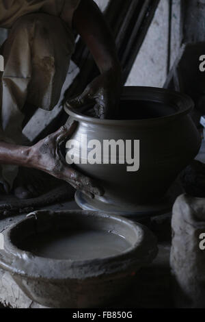 Lahore, Pakistan. 12 Jan, 2016. Les travailleurs pakistanais occupés en préparation de l'argile pour faire des pots en argile traditionnelles différentes. La poterie est la plus ancienne du Pakistan l'artisanat. Au début les hommes et les femmes ont découvert que durcir la poterie moulée en forme de cendres chaudes des contenants solides pour transporter et stocker les denrées alimentaires. © Rana Sajid Hussain/Pacific Press Agency/Alamy Live News Banque D'Images