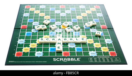 Scrabble Jeu de mots avec le mot 'Scrabble' et 'jeu' sur la carte sur un fond blanc Banque D'Images