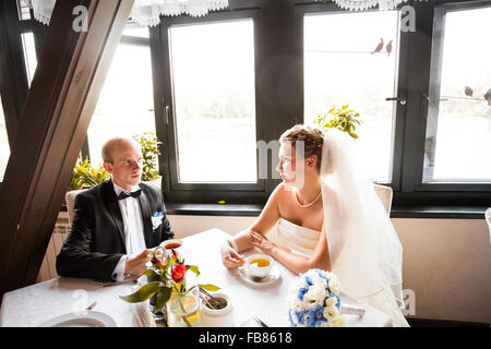 Belle mariée et le marié est en mariage Banque D'Images