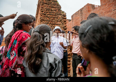 Les étudiants de l'université sont expliqués par un guide car ils visitent l'ancien complexe universitaire bouddhiste de Nalanda à Nalanda, Bihar, Inde. Banque D'Images