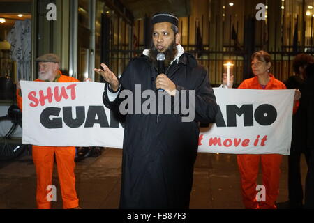 Londres, Angleterre, Royaume-Uni, 11 Jan 2016 : Fille de Munir Farooqi encadrée par des policiers en civil font semblant de se convertir à l'Islam. Munir Farooqi donné quatre peines de prison à vie pour les frais de la terreur est en prison au Royaume-Uni sa fille campagne pour sa libération à l'extérieur de l'ambassade des Etats-Unis. Photo par voir Li/ Alamy Live News Banque D'Images