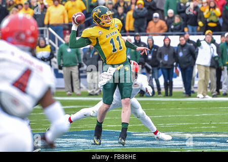 Janvier 9th, 2016 :.North Dakota State Bison quarterback Carson Wentz (11) passe le ballon alors qu'il est attaquer par Jacksonville State Gamecocks Jermaine évoluait Hough (2) au cours de l'amitié entre le match du Championnat National Jacksonville State Gamecocks et l'État du Dakota du Nord, le bison au Championnat du FCS au Toyota Stadium de Frisco, Texas.Dakota du Nord remporte son 5e titre National FCS tout droit par un score de 37-10.Manny Flores/Cal Sport Media Banque D'Images