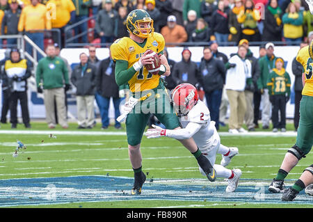 Janvier 9th, 2016 :.North Dakota State Bison quarterback Carson Wentz (11) passe le ballon alors qu'il est attaquer par Jacksonville State Gamecocks Jermaine évoluait Hough (2) au cours de l'amitié entre le match du Championnat National Jacksonville State Gamecocks et l'État du Dakota du Nord, le bison au Championnat du FCS au Toyota Stadium de Frisco, Texas.Dakota du Nord remporte son 5e titre National FCS tout droit par un score de 37-10.Manny Flores/Cal Sport Media Banque D'Images