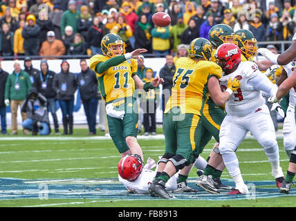 Janvier 9th, 2016 :.North Dakota State Bison quarterback Carson Wentz (11) passe le ballon alors qu'il est attaquer par Jacksonville State Gamecocks Jermaine évoluait Hough (2) au cours de l'amitié entre le match du Championnat National Jacksonville State Gamecocks et l'État du Dakota du Nord, le bison au Championnat du FCS au Toyota Stadium de Frisco, Texas.Dakota du Nord remporte son 5e titre National FCS tout droit par un score de 37-10.Manny Flores/Cal Sport Media Banque D'Images