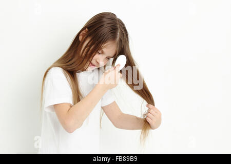 Smiley petite fille cheveux brosse Banque D'Images