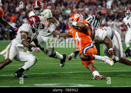 Glendale, AZ, États-Unis d'Amérique. Jan 11, 2016. Clemson Tigers quarterback Deshaun Watson (4) est abordé par l'Alabama Crimson Tide arrière défensif Geno Matias-Smith (24) et de l'Alabama Crimson Tide joueur de ligne défensive D.J. Pettway (57) au cours de l'ordre des séries éliminatoires de football National Championship match entre l'Alabama Crimson Tide et le Clemson Tigers à l'University of Phoenix Stadium de Glendale, AZ. Le Crimson Tide a défait les Tigers 45-40 Tim Warner/CSM/Alamy Live News Banque D'Images