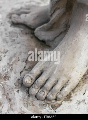 Détail d'une statue en marbre, représentant le pied du Christ souffrant Banque D'Images