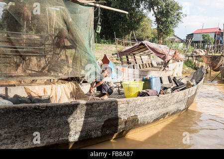 Un jeune garçon dans un bateau en kampong phluk, à Siem Reap, Cambodge. Banque D'Images