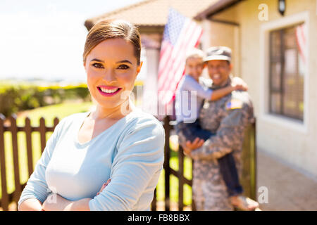 Attractive young woman in front of family Banque D'Images