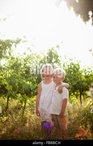 Italie, Toscane, Portrait de sœur (6-7) jeune frère (4-5) dans la région de orchard