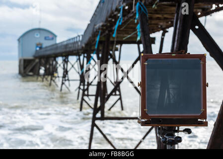 Selsey, West Sussex, UK. 11 janvier, 2016. Vue par l'arrière de la vieille platine caméra utilisée par Jack Lowe, qui s'est photographié chaque station de sauvetage de la RNLI au Royaume-Uni, Station de Sauvetage à Selsey. Credit : Julia Claxton/Alamy Live News Banque D'Images