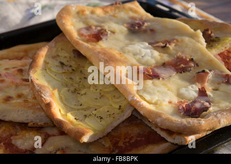 Tranches de pizza maison Banque D'Images