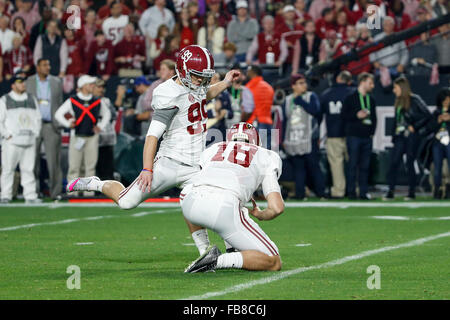 Glendale, AZ, États-Unis d'Amérique. Jan 11, 2016. Alabama Crimson Tide place kicker Adam Griffith (99) un champ but durant le match de football entre le match du Championnat National Alabama Crimson Tide et le Clemson Tigers à l'University of Phoenix Stadium de Glendale, AZ. Le Crimson Tide a défait les Tigers 45-40 Tim Warner/CSM/Alamy Live News Banque D'Images