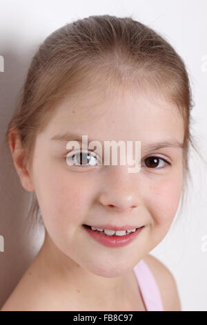 Petite ballerine en studio posant sur camera Banque D'Images