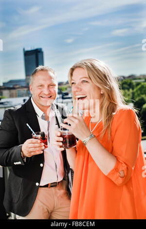La Suède, l'Uppland, Stockholm, Portrait de couple drinking cocktails Banque D'Images