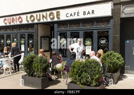 Les gens assis à l'extérieur de Curio Lounge Cafe Bar à Stroud, Gloucestershire, Royaume-Uni Banque D'Images